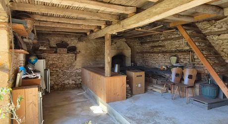 Maison en pierres d'environ 140m² habitables avec dépendances sur un terrain de 1612 m² 