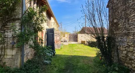 Maison en pierres d'environ 140m² habitables avec dépendances sur un terrain de 1612 m² 