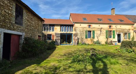 Maison en pierres d'environ 140m² habitables avec dépendances sur un terrain de 1612 m² 