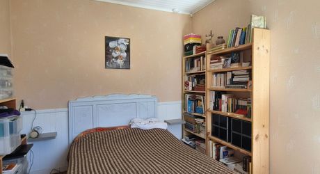 Sur les hauteurs en Périgord Noir, située au calme d'une impasse mais non isolée, maison avec petit gîte attenant. Terrain aménagé pour chevaux d'environ 2 hectares de bois et prés, attenants et non attenants.