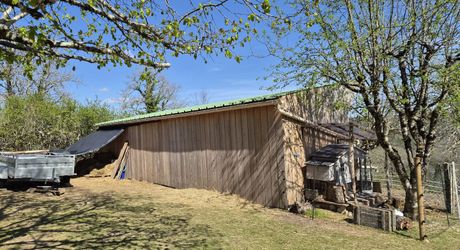 Sur les hauteurs en Périgord Noir, située au calme d'une impasse mais non isolée, maison avec petit gîte attenant. Terrain aménagé pour chevaux d'environ 2 hectares de bois et prés, attenants et non attenants.