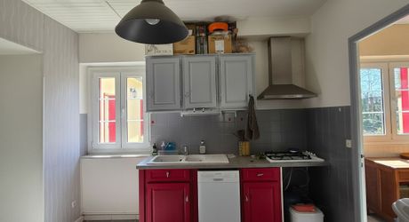 Sur les hauteurs en Périgord Noir, située au calme d'une impasse mais non isolée, maison avec petit gîte attenant. Terrain aménagé pour chevaux d'environ 2 hectares de bois et prés, attenants et non attenants.