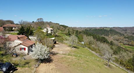 Sur les hauteurs en Périgord Noir, située au calme d'une impasse mais non isolée, maison avec petit gîte attenant. Terrain aménagé pour chevaux d'environ 2 hectares de bois et prés, attenants et non attenants.