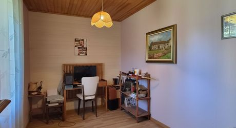 Sur les hauteurs en Périgord Noir, située au calme d'une impasse mais non isolée, maison avec petit gîte attenant. Terrain aménagé pour chevaux d'environ 2 hectares de bois et prés, attenants et non attenants.