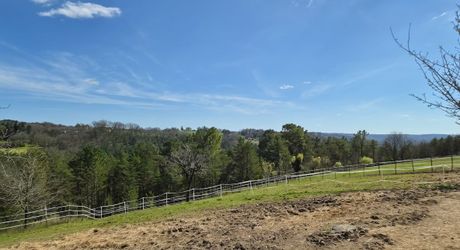 Sur les hauteurs en Périgord Noir, située au calme d'une impasse mais non isolée, maison avec petit gîte attenant. Terrain aménagé pour chevaux d'environ 2 hectares de bois et prés, attenants et non attenants.