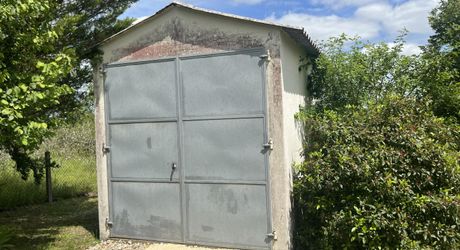 Sur les hauteurs en Périgord Noir, située au calme d'une impasse mais non isolée, maison avec petit gîte attenant. Terrain aménagé pour chevaux d'environ 2 hectares de bois et prés, attenants et non attenants.