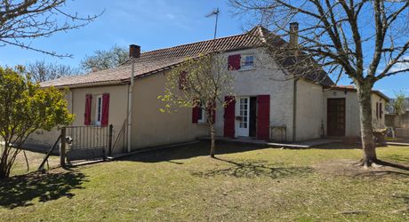 Sur les hauteurs en Périgord Noir, située au calme d'une impasse mais non isolée, maison avec petit gîte attenant. Terrain aménagé pour chevaux d'environ 2 hectares de bois et prés, attenants et non attenants.