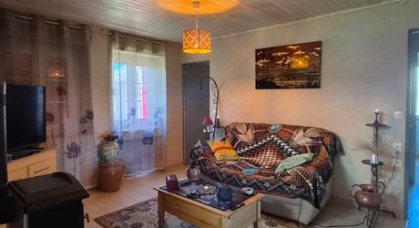Sur les hauteurs en Périgord Noir, située au calme d'une impasse mais non isolée, maison avec petit gîte attenant. Terrain aménagé pour chevaux d'environ 2 hectares de bois et prés, attenants et non attenants.