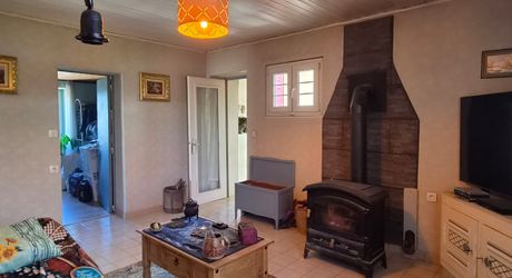 Sur les hauteurs en Périgord Noir, située au calme d'une impasse mais non isolée, maison avec petit gîte attenant. Terrain aménagé pour chevaux d'environ 2 hectares de bois et prés, attenants et non attenants.