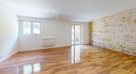Magnifique restauration pour cette propriété de 300m² habitables avec dépendances restant à aménager.