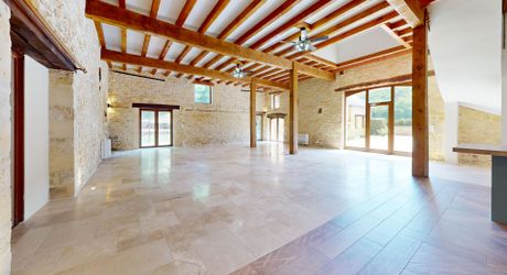 Magnifique restauration pour cette propriété de 300m² habitables avec dépendances restant à aménager.