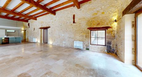 Magnifique restauration pour cette propriété de 300m² habitables avec dépendances restant à aménager.