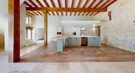Magnifique restauration pour cette propriété de 300m² habitables avec dépendances restant à aménager.