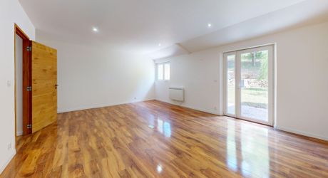 Magnifique restauration pour cette propriété de 300m² habitables avec dépendances restant à aménager.