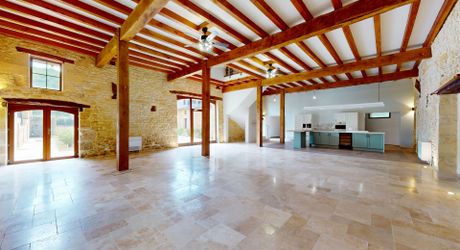 Magnifique restauration pour cette propriété de 300m² habitables avec dépendances restant à aménager.