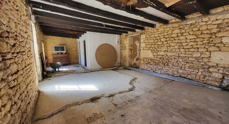 Magnifique restauration pour cette propriété de 300m² habitables avec dépendances restant à aménager.