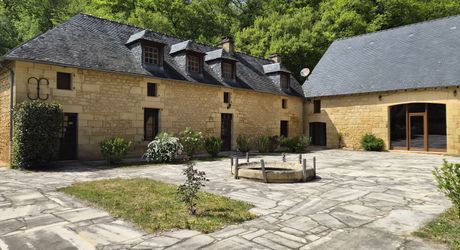 Magnifique restauration pour cette propriété de 300m² habitables avec dépendances restant à aménager.