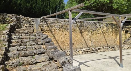 Magnifique restauration pour cette propriété de 300m² habitables avec dépendances restant à aménager.