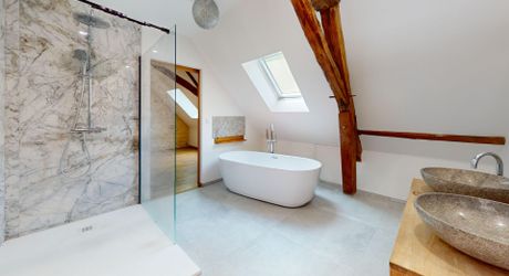 Magnifique restauration pour cette propriété de 300m² habitables avec dépendances restant à aménager.
