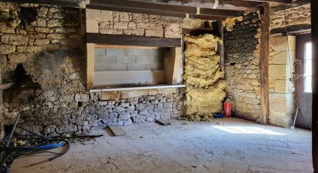 Magnifique restauration pour cette propriété de 300m² habitables avec dépendances restant à aménager.