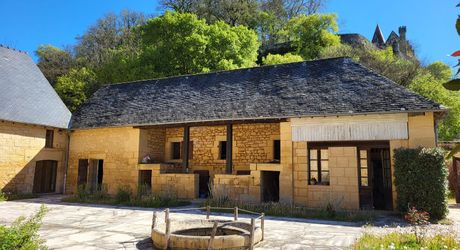 Magnifique restauration pour cette propriété de 300m² habitables avec dépendances restant à aménager.