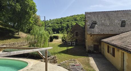 Magnifique restauration pour cette propriété de 300m² habitables avec dépendances restant à aménager.