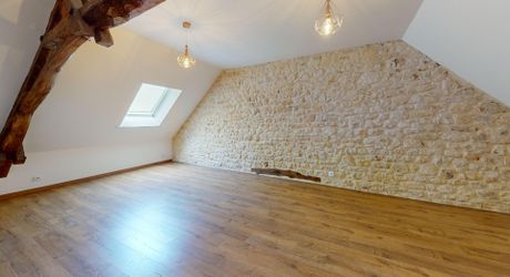 Magnifique restauration pour cette propriété de 300m² habitables avec dépendances restant à aménager.
