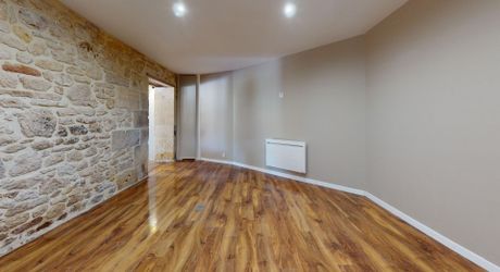Magnifique restauration pour cette propriété de 300m² habitables avec dépendances restant à aménager.