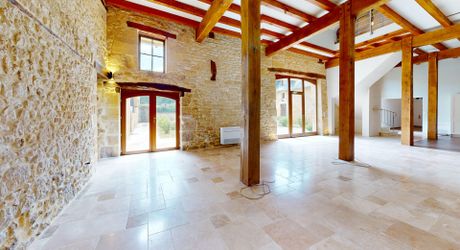 Magnifique restauration pour cette propriété de 300m² habitables avec dépendances restant à aménager.