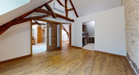 Magnifique restauration pour cette propriété de 300m² habitables avec dépendances restant à aménager.