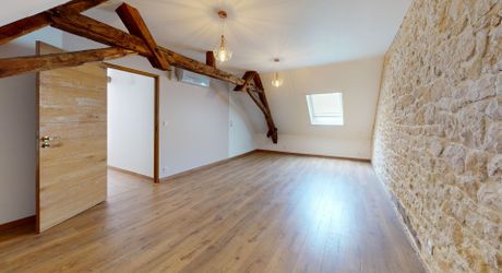 Magnifique restauration pour cette propriété de 300m² habitables avec dépendances restant à aménager.