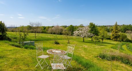 Ferme du XVI° joliment restaurée et sa grange en pierre au calme avec vue