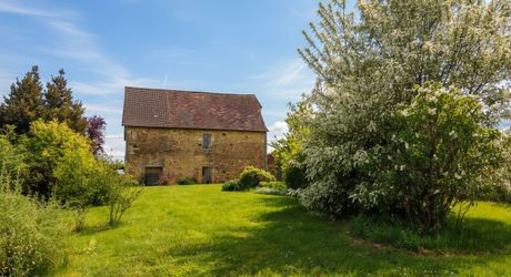 Ferme du XVI° joliment restaurée et sa grange en pierre au calme avec vue