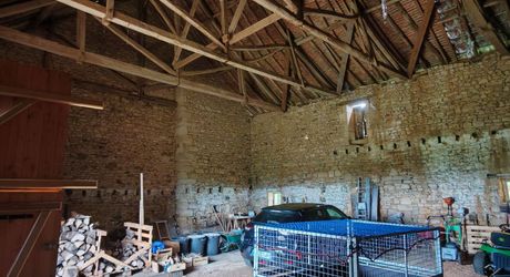 Ferme du XVI° joliment restaurée et sa grange en pierre au calme avec vue