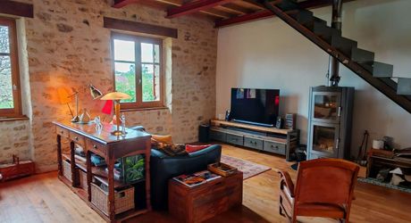 Ferme du XVI° joliment restaurée et sa grange en pierre au calme avec vue