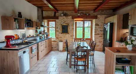 Ferme du XVI° joliment restaurée et sa grange en pierre au calme avec vue