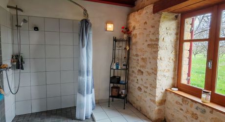 Ferme du XVI° joliment restaurée et sa grange en pierre au calme avec vue