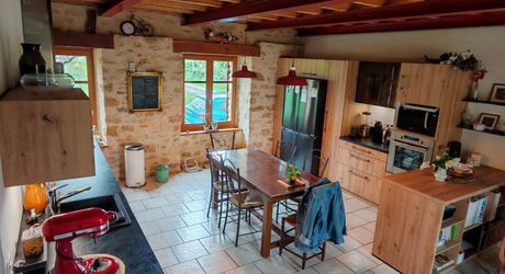 Ferme du XVI° joliment restaurée et sa grange en pierre au calme avec vue
