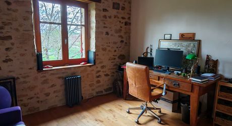Ferme du XVI° joliment restaurée et sa grange en pierre au calme avec vue