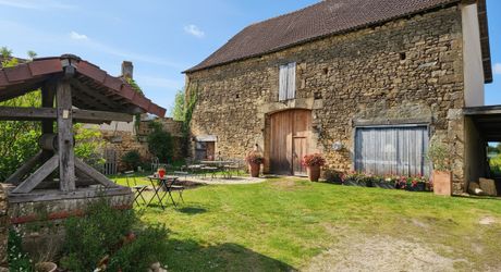 Ferme du XVI° joliment restaurée et sa grange en pierre au calme avec vue