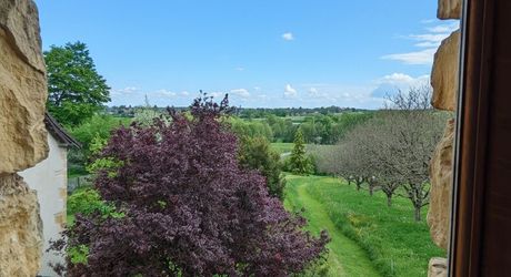 Ferme du XVI° joliment restaurée et sa grange en pierre au calme avec vue