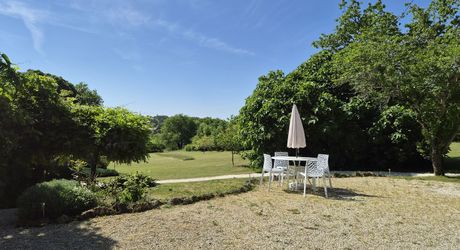 Belle propriété en pierres avec maison d'amis et piscine implantée sur 7300m² de parc