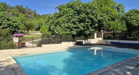 Belle propriété en pierres avec maison d'amis et piscine implantée sur 7300m² de parc