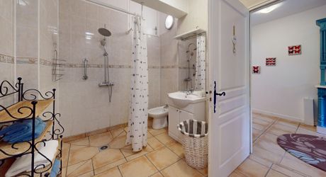 Belle propriété en pierres avec maison d'amis et piscine implantée sur 7300m² de parc
