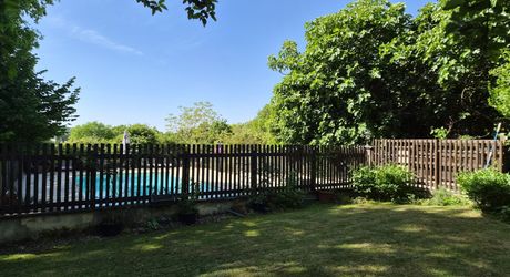 Belle propriété en pierres avec maison d'amis et piscine implantée sur 7300m² de parc