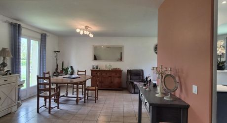 Saint-Cyprien - Maison de plain-pied d'environ 100m² avec 3 chambres, garage et jardin