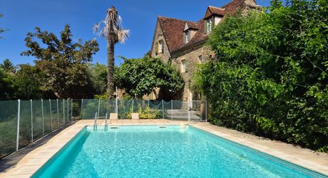 Vallée de la Dordogne, maison de hameau XVIIIème de 186m² avec 3 chambres et piscine