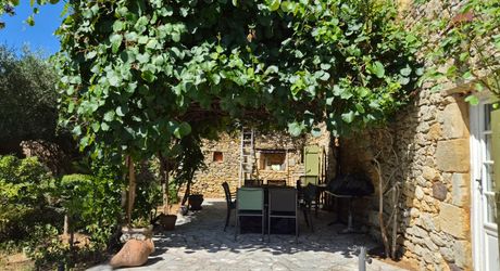 Vallée de la Dordogne, maison de hameau XVIIIème de 186m² avec 3 chambres et piscine