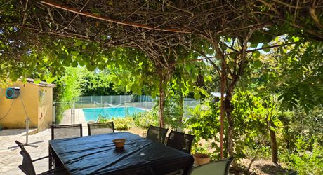 Vallée de la Dordogne, maison de hameau XVIIIème de 186m² avec 3 chambres et piscine