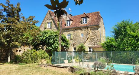 Vallée de la Dordogne, maison de hameau XVIIIème de 186m² avec 3 chambres et piscine